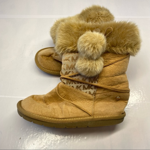 Micheal Kors Camel / Tan Fur Pompom Kids Boots Size 3 - Picture 1 of 10